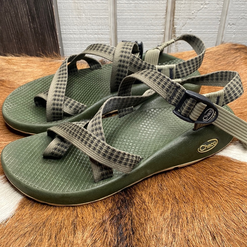 Women’s Chaco sandals size 8 chexk them out thanks 🙏